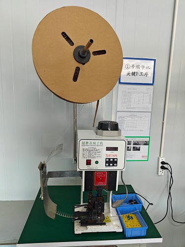Terminal crimping machine